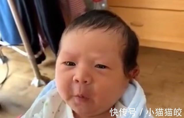 宝宝|刚出生的小婴儿四处打量,瞬间一笑暖化人心,网友:家庭没选错!