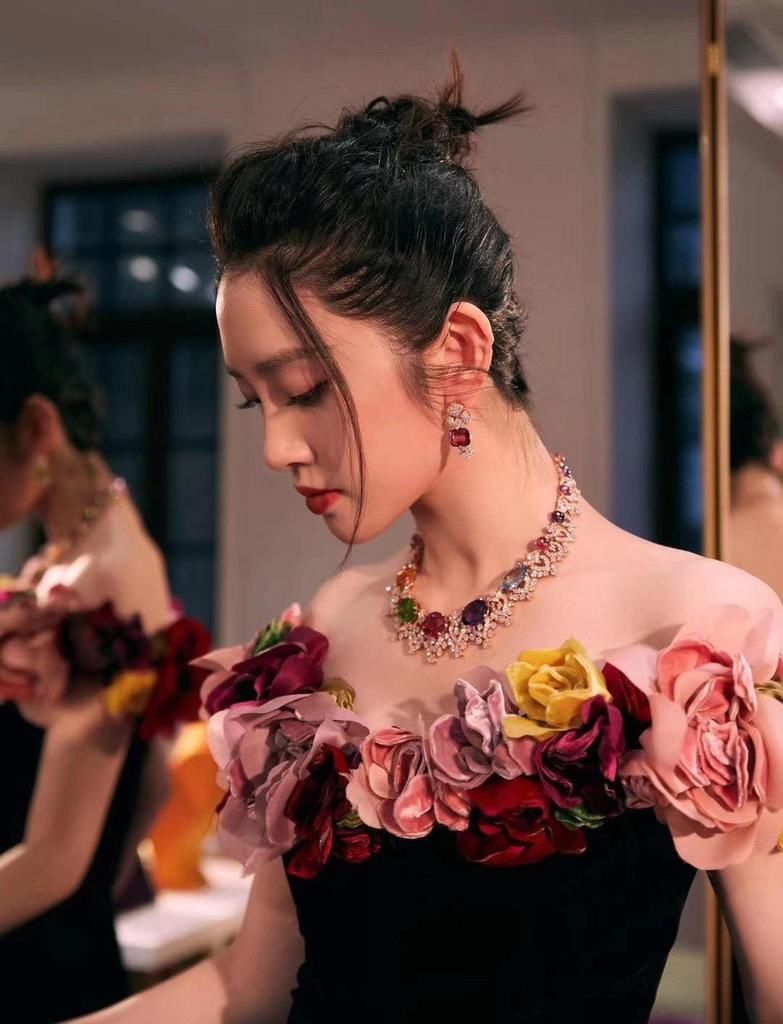 耀眼|奢华的珠宝套链比项链的做工更难,选石更苛刻,成为最耀眼的存在