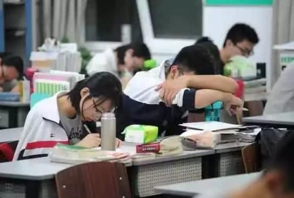 “学霸草稿纸”走红朋友圈，学生是否自律，看草稿纸就知道了