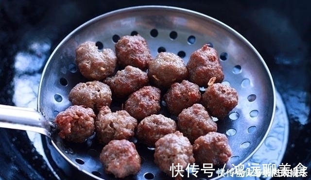 炸牛肉丸|自己做的炸牛肉丸,外酥里嫩看着金黄有食欲,孩子喜欢吃