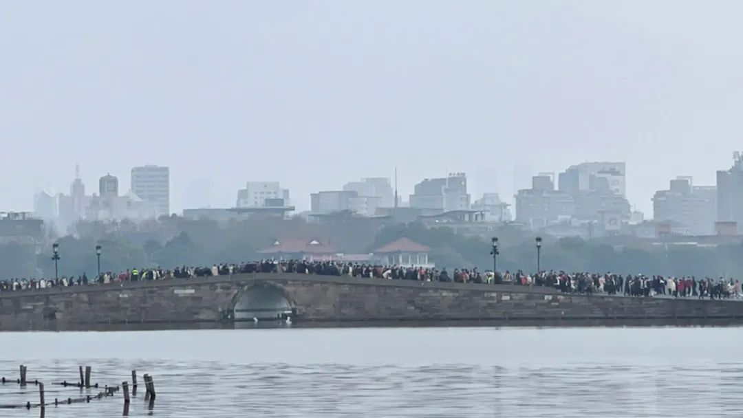 人人人人！刚刚，西湖断桥采取分流限流措施！有人带娃划船排队1小时...接下来大升温，逼近20℃！