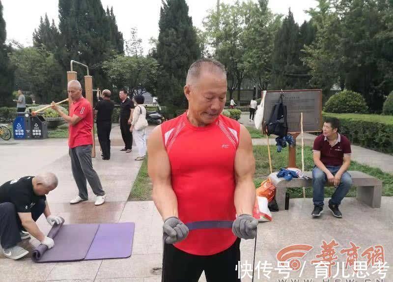 广场|西安平均年龄50岁的“老小伙”相聚广场健身每人都有拿手动作