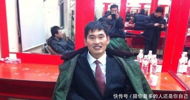 小学文凭的朱之文,书法被炒到4个字20万,专家:书法家不如文盲