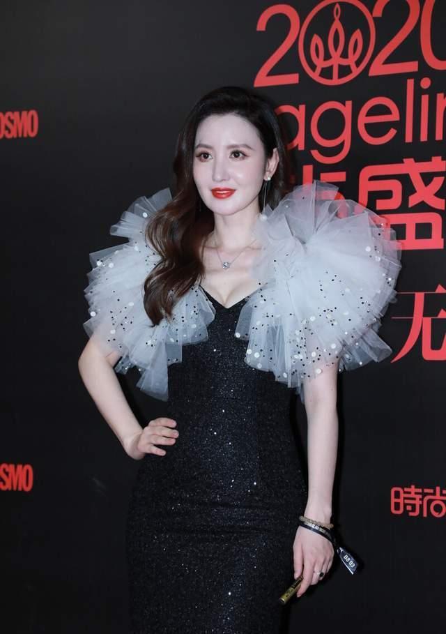 s曲线|张萌美得太霸气, 穿黑色礼服秀出曲线身材, 立体垫肩一点也不夸张