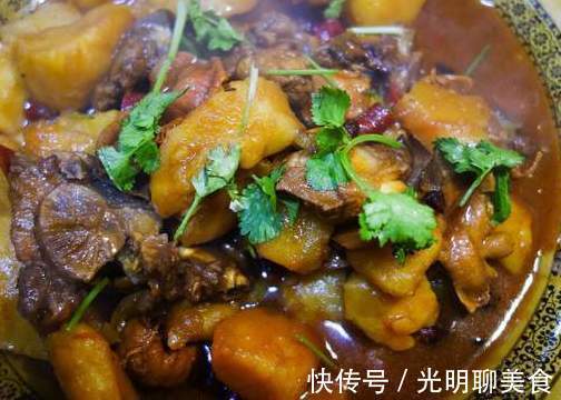 腥味|炖排骨时，先焯水是不对的，多做一步，排骨又鲜又嫩，还没有腥味