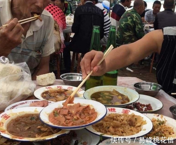 为了庆祝孩子考上学，在自己的院子里摆上了农村的坝坝宴