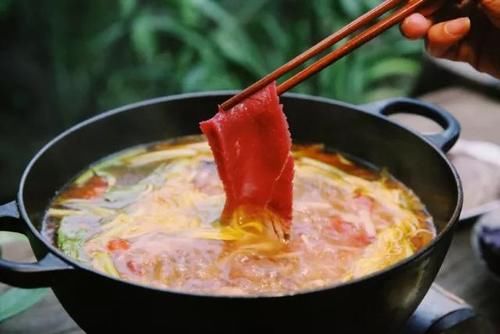 来成都旅游，头回听到还有菊花火锅？是我想的那个菊花，是我想的那个火锅吗？