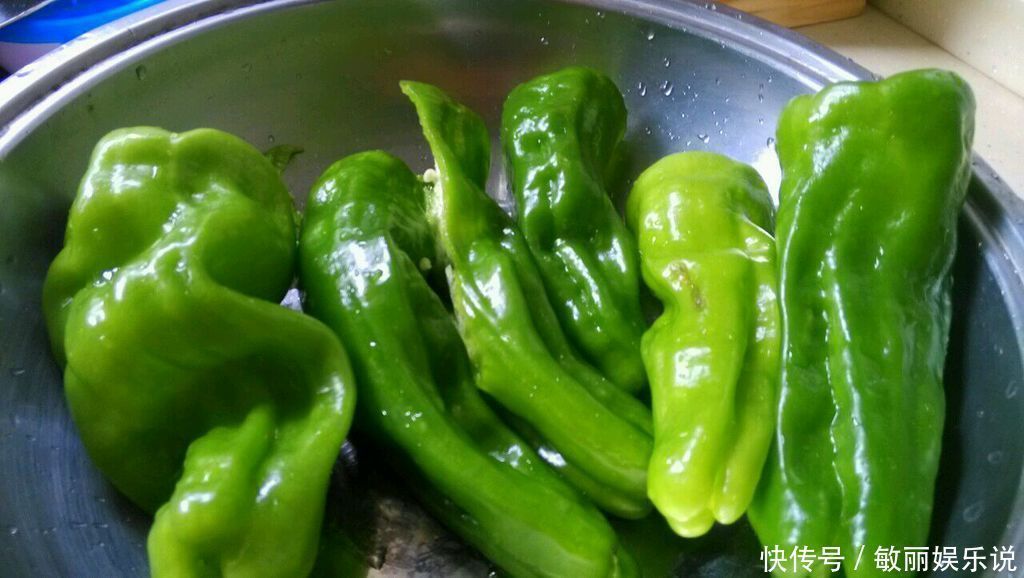 做虎皮青椒时,切忌直接下锅煎,多加一步,香辣入味,非常下饭
