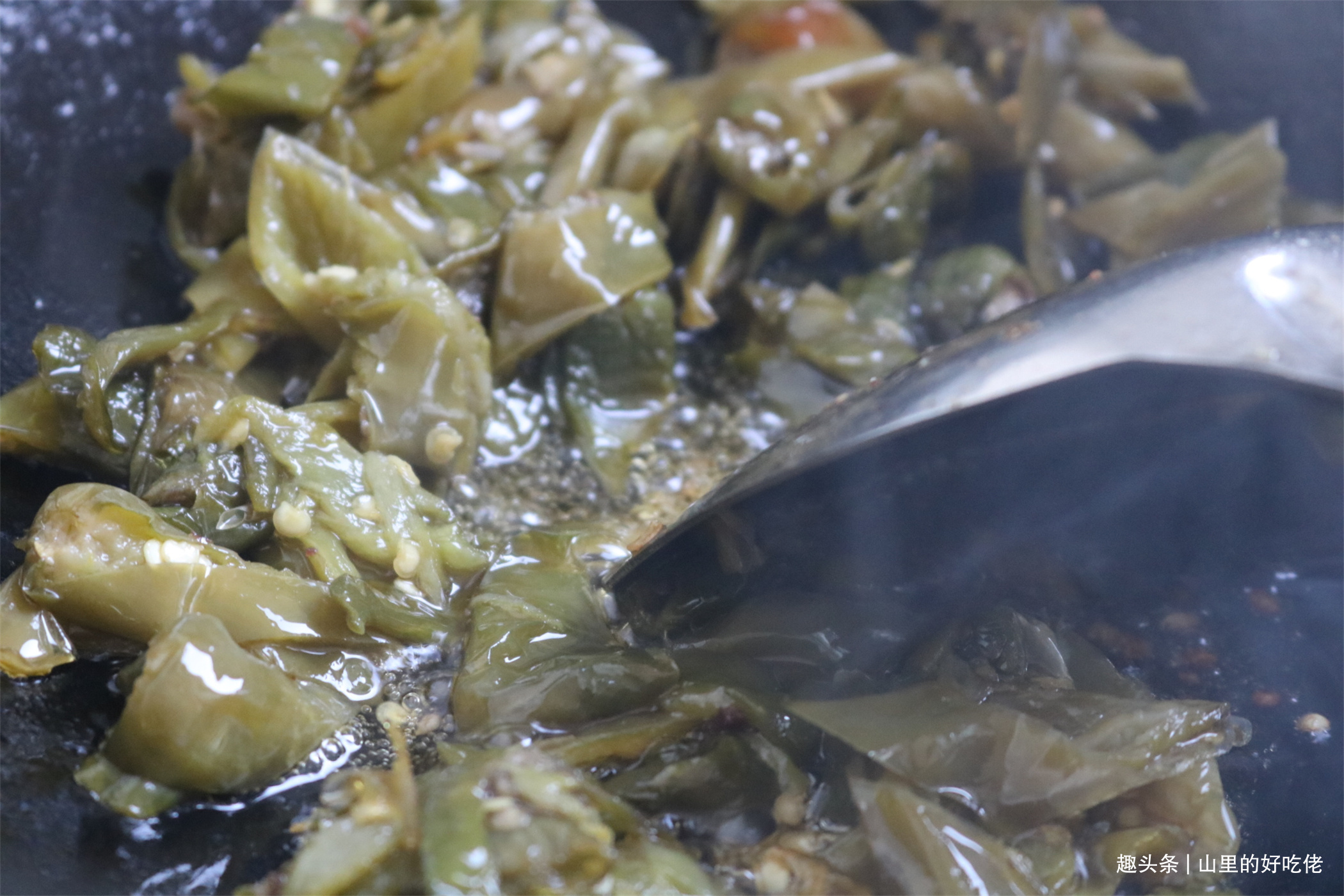 辣椒新吃法，焯水下锅炸一炸，外酥里软，拿来炒菜也算一绝了