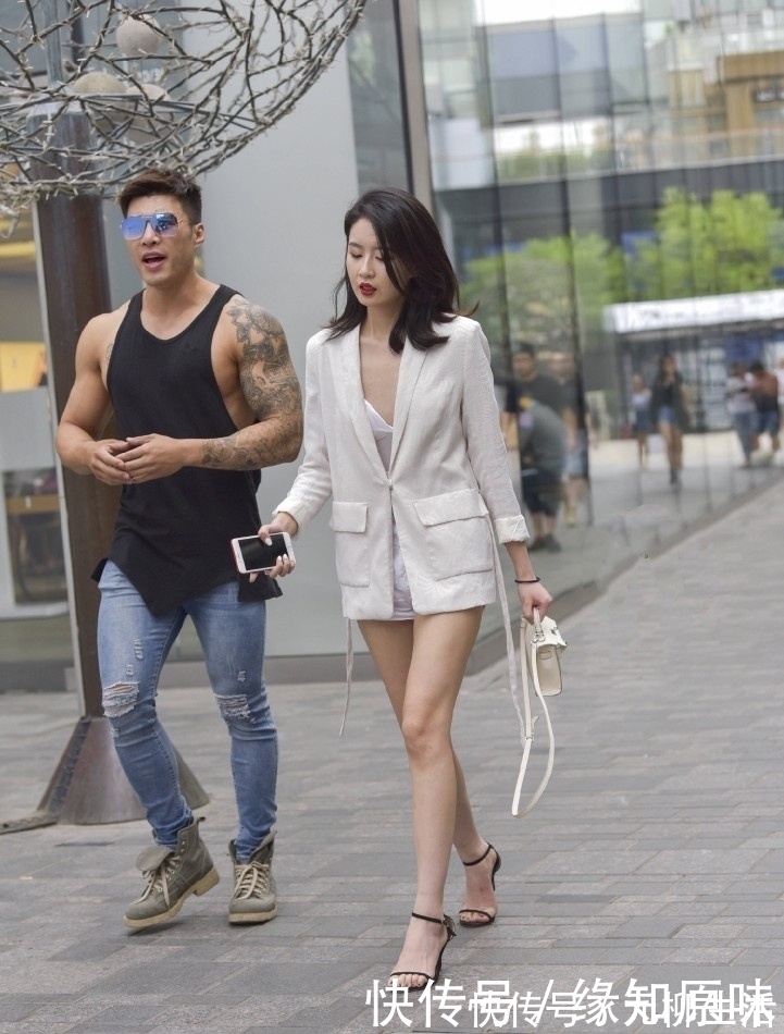 西装|街拍:小姐姐身穿西装配短裤简直帅得不行,打造职场中的柔美气质