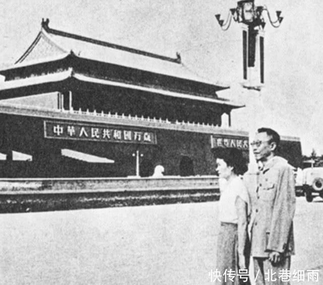 溥仪|溥仪等车时, 两个满清遗老拦住他跪下高呼万岁, 吓得他赶紧逃走了！