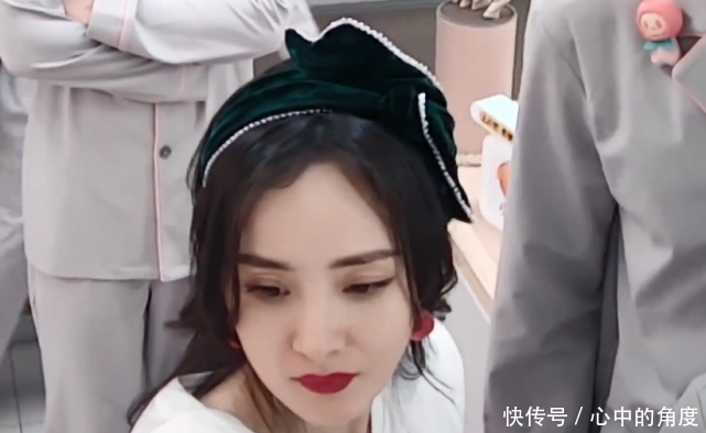 杨幂《密逃》疲态尽显,眼窝凹陷用遮瑕掩盖,3季状态对比很尴尬