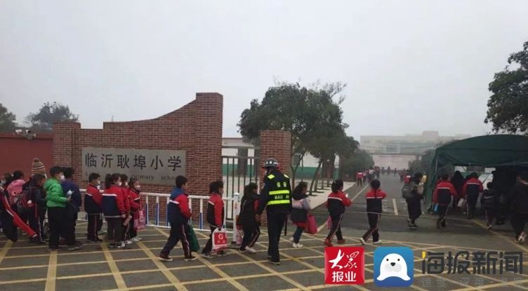 志愿者|临沂朱保耿埠小学家长志愿者自发组建“护学岗”，为学生筑起平安绿色通道