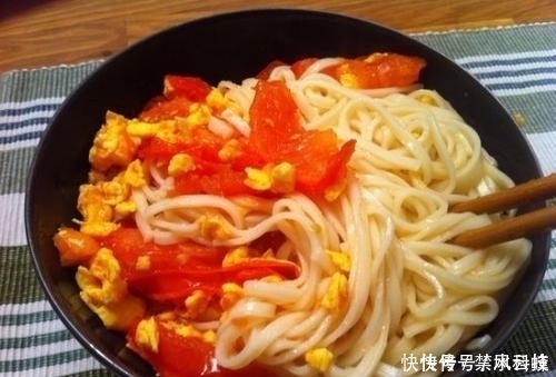 煮面条时,水开下锅就错了面馆老板教您几招,面条爽滑又筋道