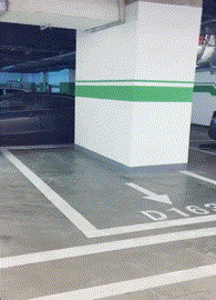 |搞笑GIF:这模特脚崴了还能继续走路?