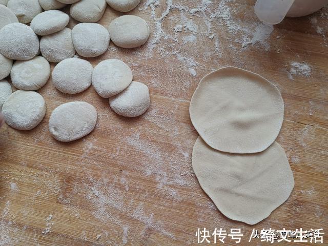 韭菜|夏天吃饺子还得这馅儿，比芹菜好吃比韭菜香，出锅连吃30个真过瘾