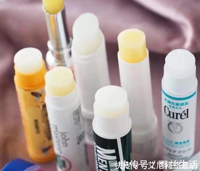 小技巧 涂口红的小技巧:注重打底很重要,勾勒唇形能让嘴巴更饱满!