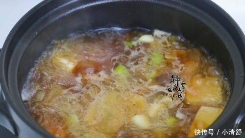 中午用2两肉炖了1锅菜,汤鲜菜香,无肉不欢的老公也抢着吃