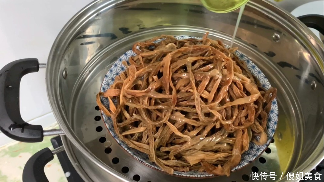 冬天|秋天碰到此菜别手软,一次买20斤,晒干囤起来,冬天一蒸比肉香