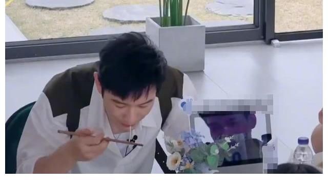 自律性|黄晓明一根苗条充饥，龚俊吃饭用吸油纸，男明星也逃不过身材管理