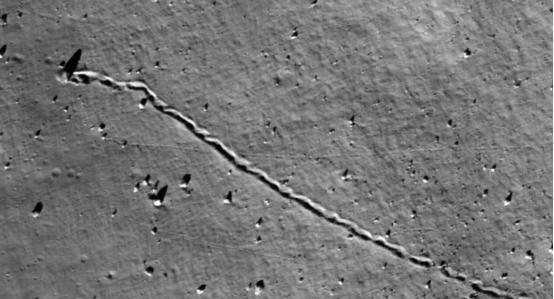 月球上的巨石在移动,科学家怀疑其背后有推力,无人知道那是什么