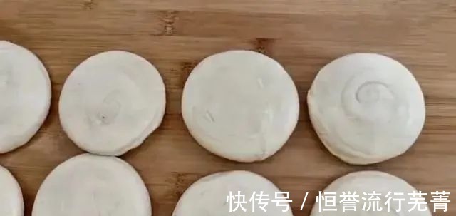 面食|家人爱吃的面食，上锅烙一烙，金黄酥脆条层次多，比包子油还好吃！