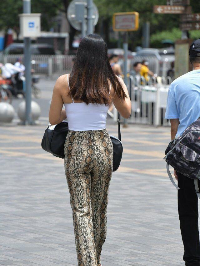 搭配 牛仔连衣裙内搭白色T恤,清爽有活力,少女感十足