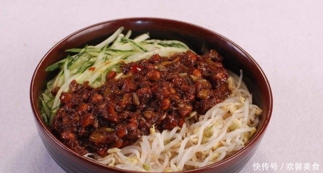 在家|教你炸酱面做法,1分钟就能学会,在家也能做出美味的炸酱面