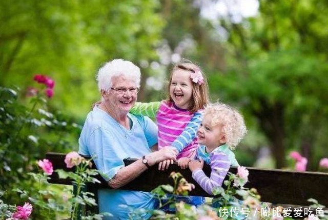 宝宝|吃饭时奶奶突然摘掉假发,下一秒宝宝的反应,真是看一次笑一次