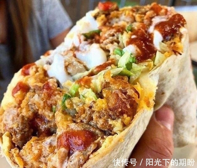 煎饼果子|看到外国人吃煎饼果子,我的口水就止不住了,比我吃的好啊!