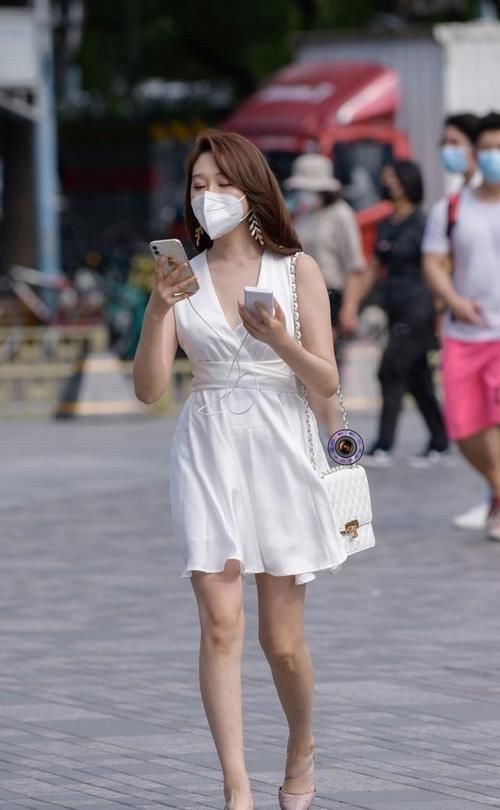 连衣裙 穿着连衣裙俏皮又活泼，似乎具有一种特殊的魅力，效果满满