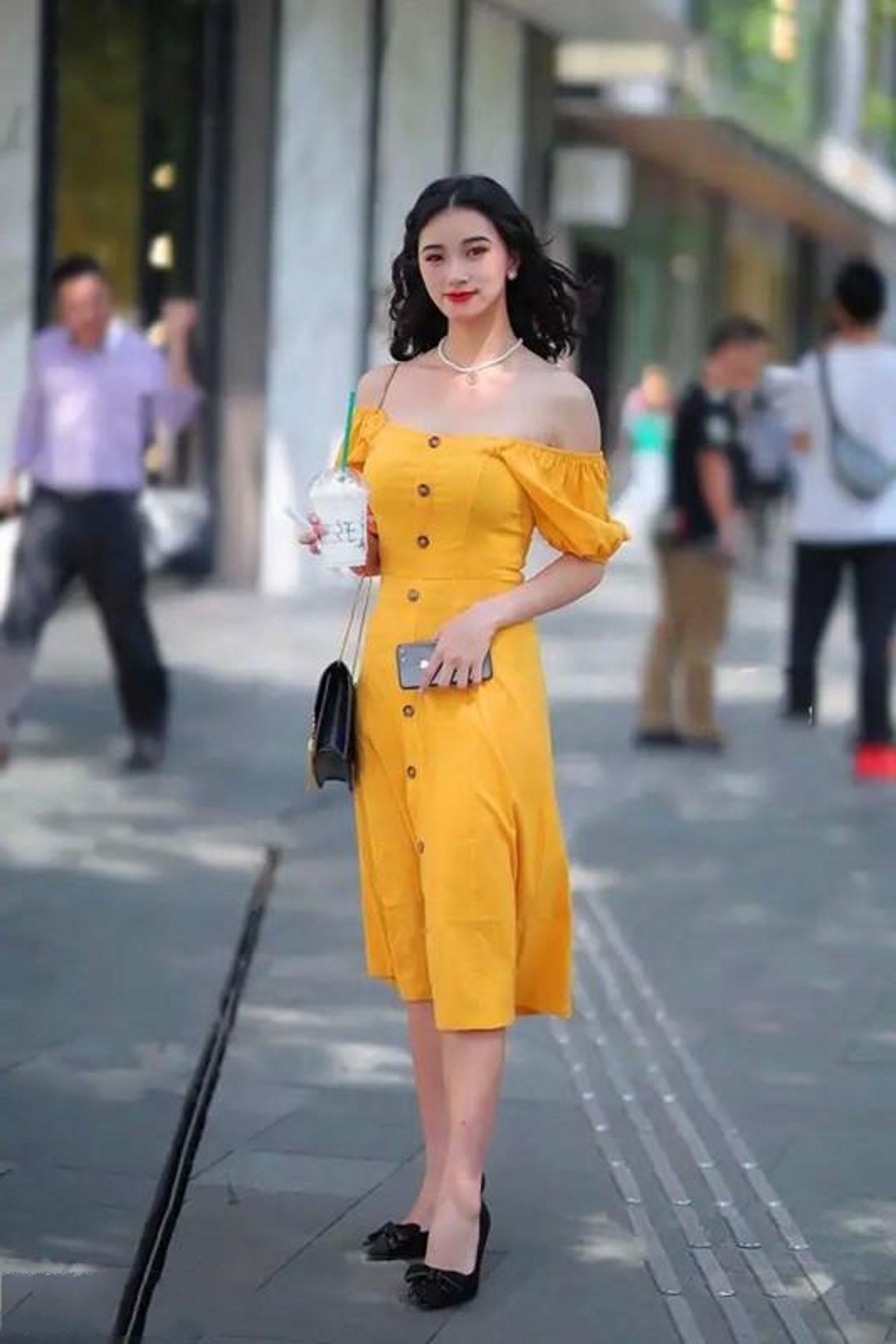 街拍,超短牛仔裤和绑带凉鞋的经典搭配,平添一抹独特的魅力