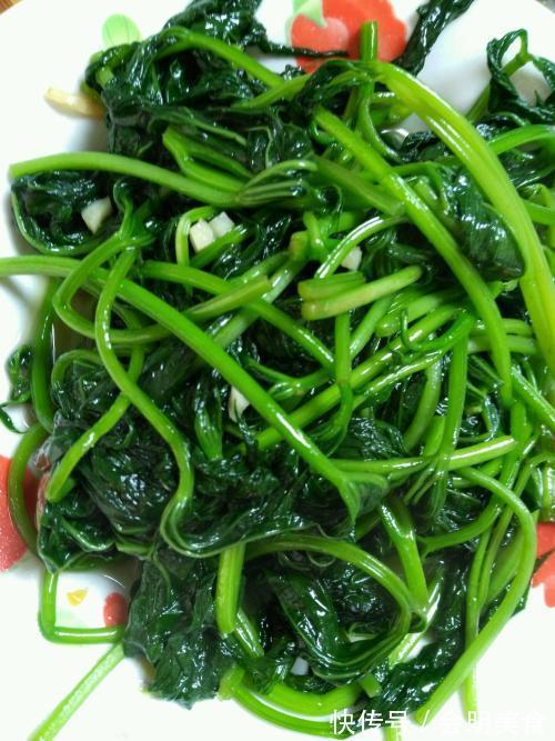炒红薯叶时，多加一步，炒出来的红薯叶不发黑，好看又好吃！