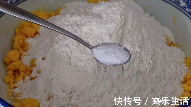 面团|开水烙玉米面饼,一次烙15张,又薄又软不用油,低脂营养又好吃