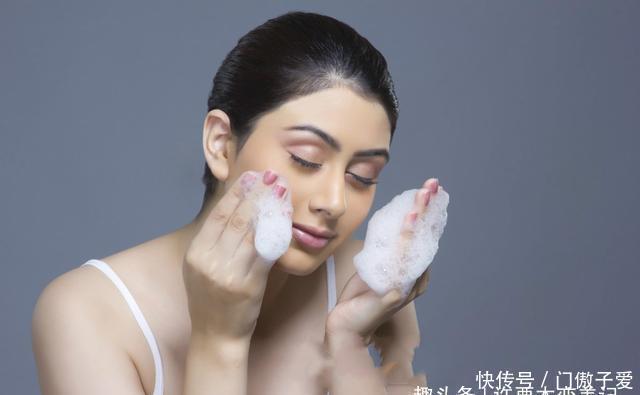 洗脸|早上洗脸要不要用洗面奶呢很多女生做错了,难怪毛孔越来越粗大