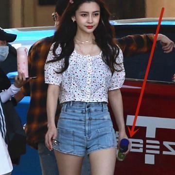 跑男家族录制时都喝饮料,唯独baby不一样,看清喝的啥太敬业