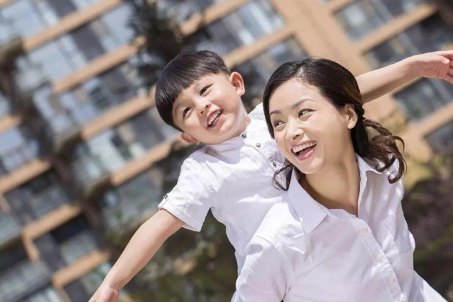 孩子|《变形记》中的16岁女巨婴:每日花销过万吃饭要人喂,如今咋样了