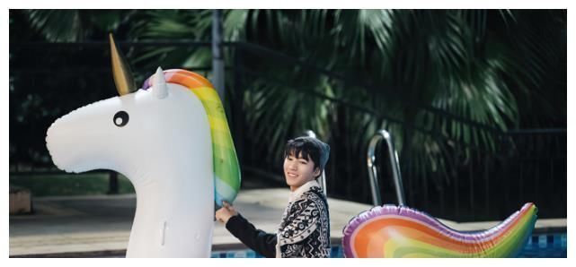 王俊凯朝车外比心,对面人大有来头,连董子健表情都变得微妙起来