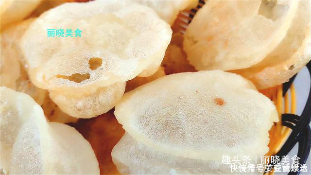糯米粉开水烫一烫，不加鸡蛋不加油，个个酥脆鼓大泡，比薯片好吃