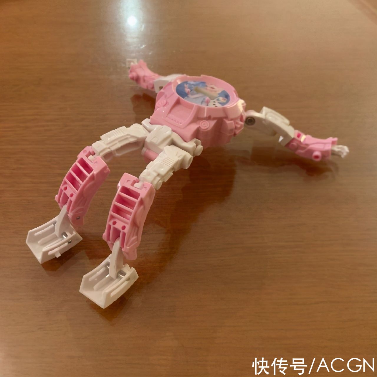 正版|艾莎女王也有奇葩周边？看着跟变形金刚似的，好像还是正版的