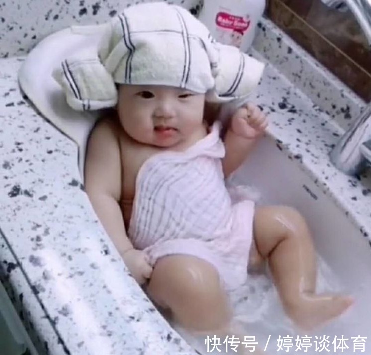 孩子|宝妈将8个月女儿丢给孩子爸,爸爸发来几张照片,宝妈直接笑喷了