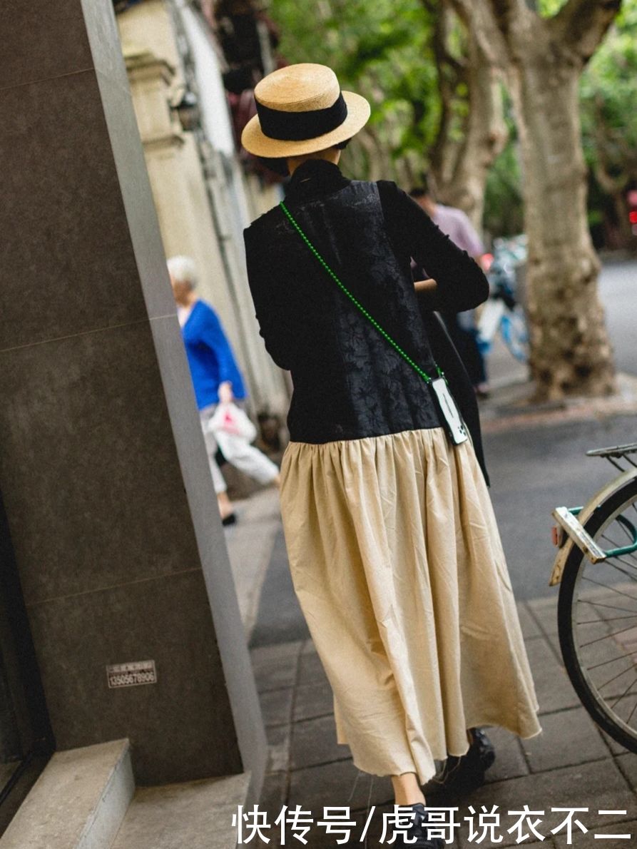 街拍|上海老年人的夏日出街装，比年轻人还会穿，这才是真正的简约时髦
