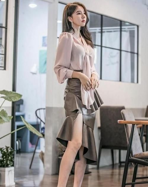 美女街拍：粉真丝衬衣配棕色皮裙， 流线型的质感， 质感十足