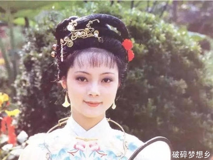 贾府|一边是热闹的生日宴，一边是宝玉出家，贾府倒台的结局，细思极恐