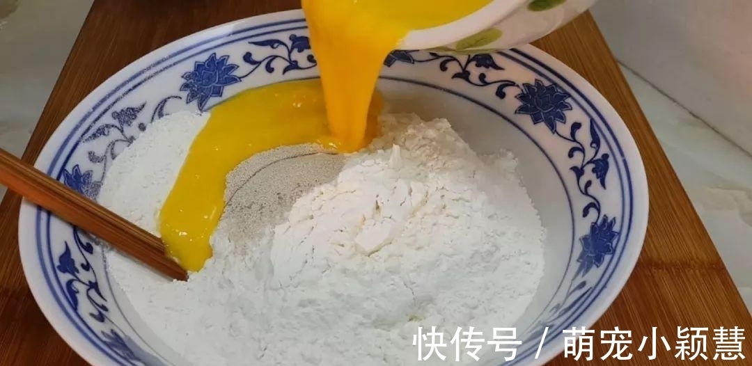 茴香|1斤面粉，2个鸡蛋，筷子搅一下，教你做创意小油条，比麻花好吃十几倍