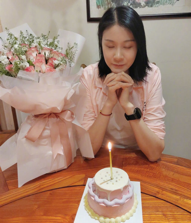 美女|女排美女赵蕊蕊露面,肤白貌美状态喜人,庆祝生日,40岁仍单身