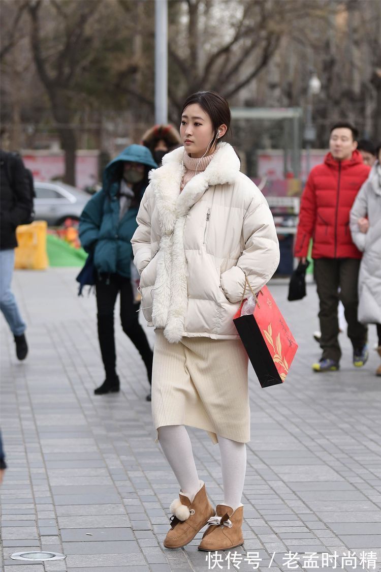 美女 街拍:美女米白色短款羽绒服搭配一条米色针织裙,浅色更显得干净