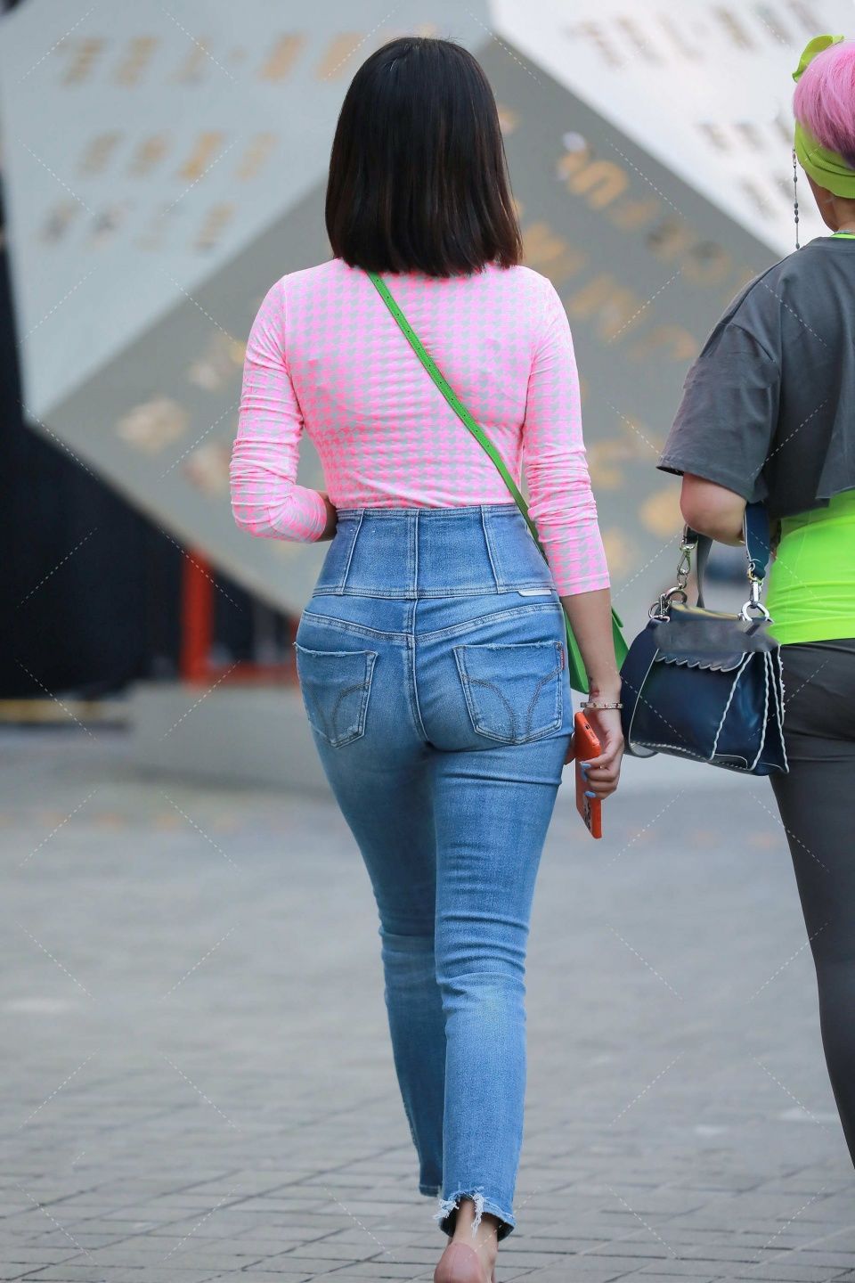 高腰牛仔裤，既能提高腰线，调整身材比例，又能凸显时尚大气