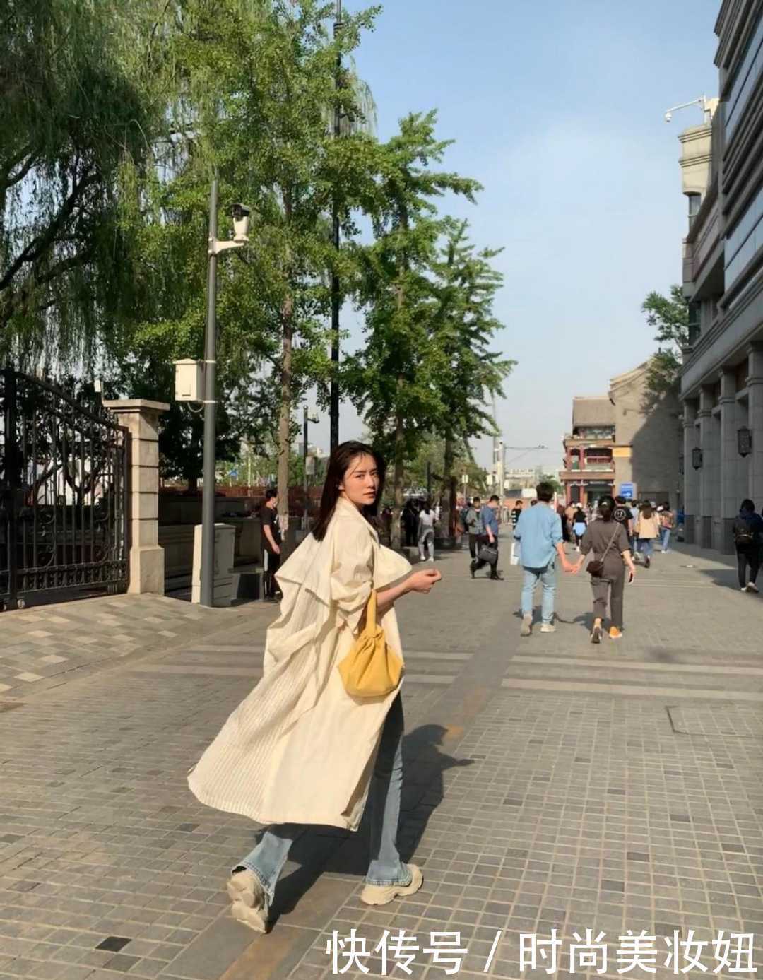 搭配|林峯老婆真懂高级穿搭技巧,风衣配牛仔裤,穿出满满的大牌范