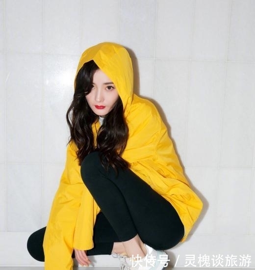 今年牛仔裤不火了,最近正受宠的“运动裤”,搭配卫衣穿巨潮!